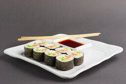 Maki Sushi mit Lachs, Avocado und Gurke