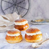 Schwedische Semla mit Mandelfüllung und Sahne