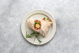 Falafel-Wrap mit Hummus und Gemüse