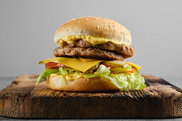 Doppel-Cheeseburger mit Knoblauch-Käsesauce und Gemüse
