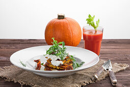 Kürbispuffer mit saurer Sahne und getrockneten Tomaten