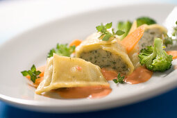 Vegetarian Maultaschen with broccoli and carrots