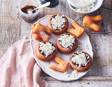 Donuts mit Pflaumenmus und Frischkäse