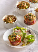 Pikante Eiermuffins mit Bacon und Salat