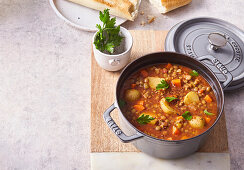 Linsensuppe mit Kartoffeln und Gemüse