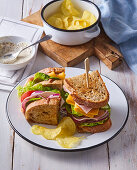 Schinken-Käse-Sandwich mit Salat und Chips