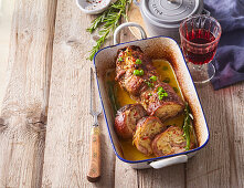 Schweineroulade mit Gemüsefüllung und Rosmarin