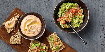 Guacamole und Hummus mit Saatenknäcke