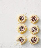 Käsekuchen-Thumbprint Cookies mit Marmeladenfüllung