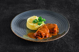 Fillet of beef with flour sauce and mashed potatoes