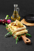 Stuffed crêpes with chicken giblets and rocket salad