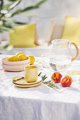 Stillleben mit Zitronen, Pfirsichen und Glaskrug