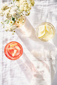 Sommerdrink mit Zitrone und Blutorange