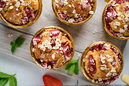 Oat muffins with strawberries