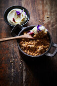 Apfel-Crumble mit Vanillesahne