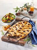 Mediterrane Oliven-Fougasse aus Frankreich