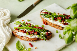 Toasted bread with asparagus, sun-dried tomatoes and honey