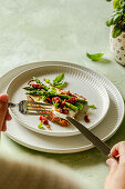 Röstbrot mit Spargel, getrockneten Tomaten und Honig