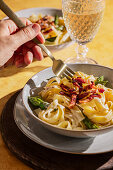 Lemon and asparagus pasta with crispy bacon