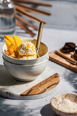 Mangoeiscreme mit frischen Früchten und Sauce