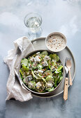 Gurkensalat mit Gorgonzola und Pinienkernen