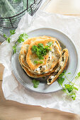 Gefüllte Scones mit Joghurt und Kräutern