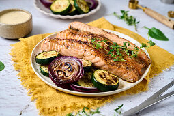 Grilled salmon with courgette and red onions