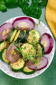 Zucchini und Zwiebeln mit Kräutern vorbereitet zum Grillen