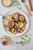 Gegrillte Zucchini und Zwiebeln mit Kräutern