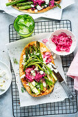 Fladenbrot mit Spargel und eingelegten Zwiebeln