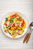 Fattoush-Salat mit Pita-Croûtons und Gemüse