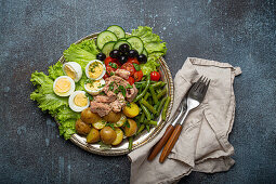 Nizza-Salat mit Thunfisch, Eiern, Kartoffeln und Oliven