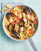 Couscous-Paella mit Meeresfrüchten und Gemüse