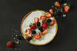 Mini-Käsekuchen ohne Backen mit Erdbeeren, Brombeeren und Holunderblüten