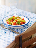 Spaghetti mit Tomaten und Basilikum