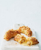 Vanilla pudding croissants with apple crumble