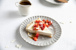 Joghurttorte mit Erdbeeren und Karamellsauce