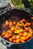 Rindfleischeintopf mit Wurzelgemüse aus dem Dutch Oven