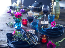 Table setting in shades of blue with floral decorations