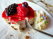 Cheese tartlet with berry topping and cream