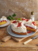 Currant cake with meringue topping