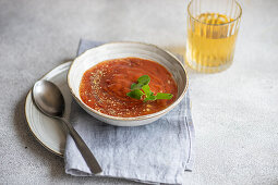 Tomaten-Gazpacho mit Kräutern