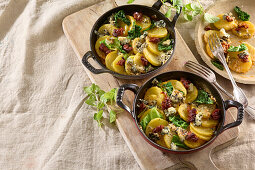 Gebackene Kartoffeln mit Wurst, Kohl und Blauschimmelkäse