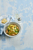 Ribbon noodles with chicken breast, peas and white asparagus