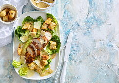 Hähnchen-Caesar-Salat mit Croutons und Parmesan