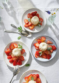 Gestürzte Zitronencreme mit marinierten Erdbeeren