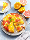 Upside-Down-Kuchen mit pink Grapefruits und Orangen