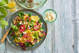 Kartoffelsalat mit Feta, Kichererbsen und roten Zwiebeln