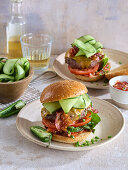 Jalapeño-Beef-Burger mit Käse und Bacon