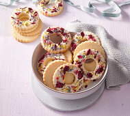 Shortcrust pastry rings with edible flowers and icing